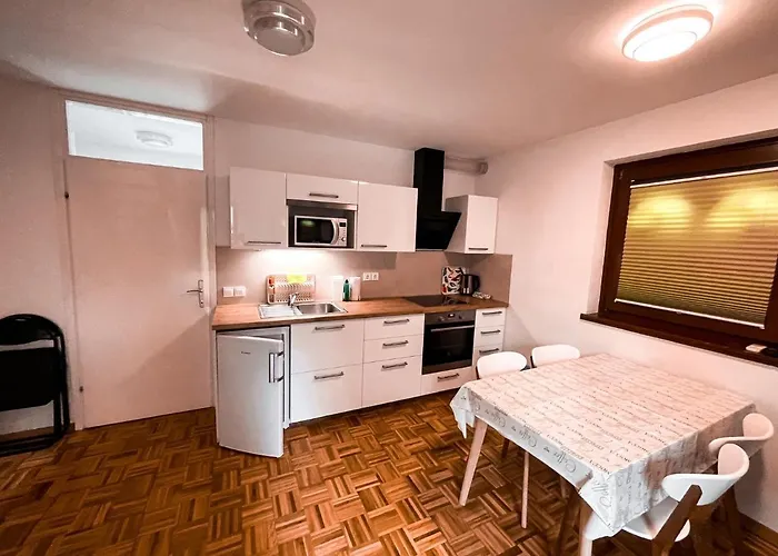 Mad House 1, Terme Catez Nyaraló